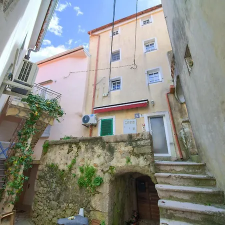 Old Loft Apartment Vrbnik (Primorje-Gorski Kotar)